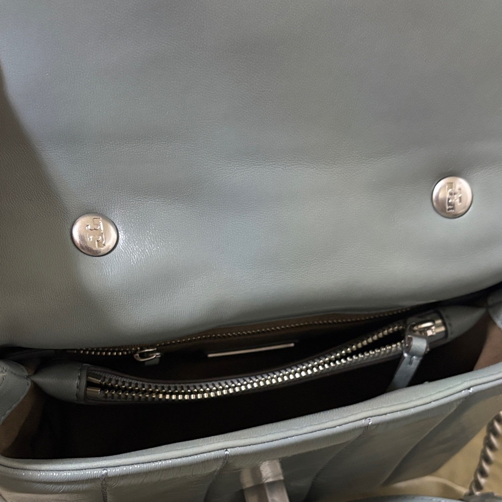 Tory Burch🍀light Gray Small Kira chain Quilted Leather Crossbody Bag-Beautiful - Picture 9 of 14